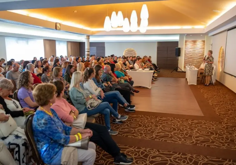 Teltházas előadás hallgatósággal a konferenciateremben