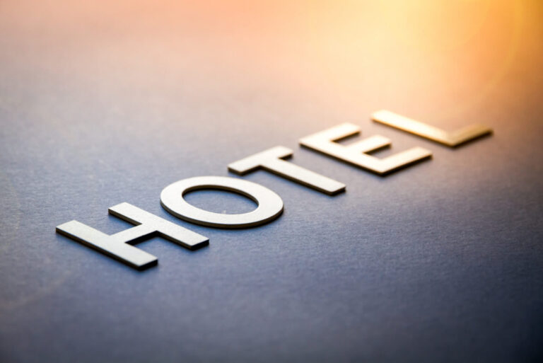 Fém HOTEL felirat meleg fényben