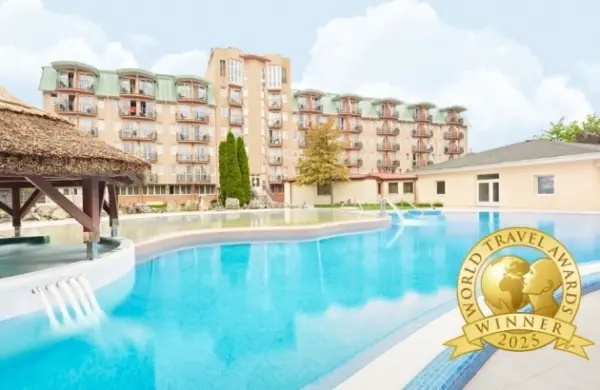 Kültéri medence nádtetős pavilonnal és a World Travel Awards 2025 díj emblémája
