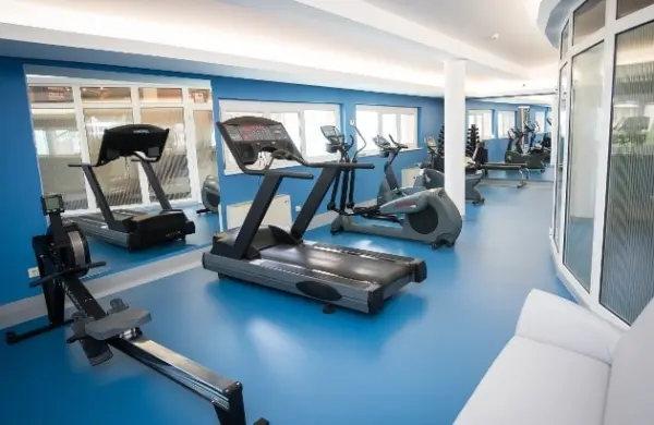 Megújult fitneszterem futópadokkal és evezőgépekkel