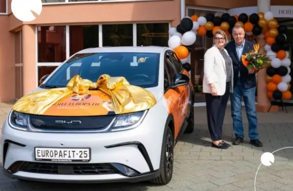 A BYD Dolphin nyereményautó masnival a szálloda bejárata előtt