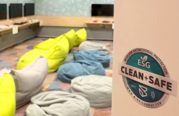 ESG Clean+Safe matrica a játszóház babzsákjai mellett