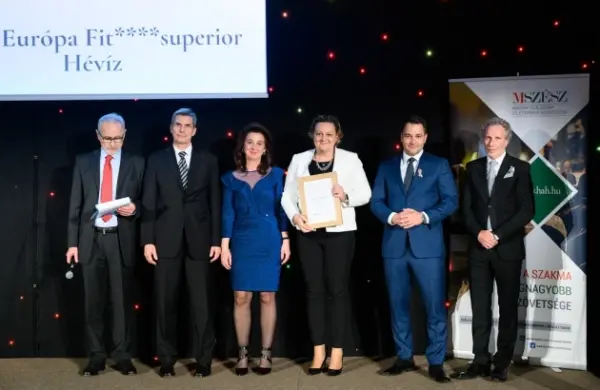 Díjazottak oklevéllel a színpadon az Év Szállodája 2022 gálán