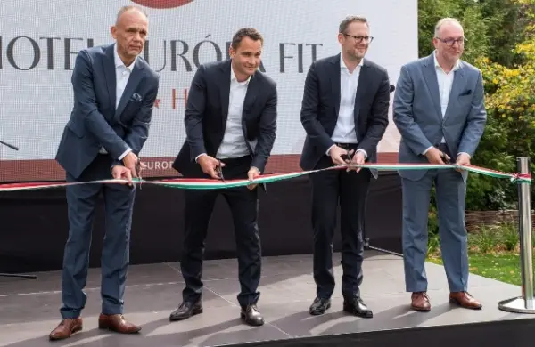 Ünnepélyes szalagátvágás a projektátadón