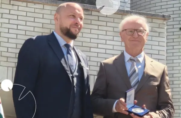 Díjazott átveszi a Hévíz Város Turizmusáért kitüntetést
