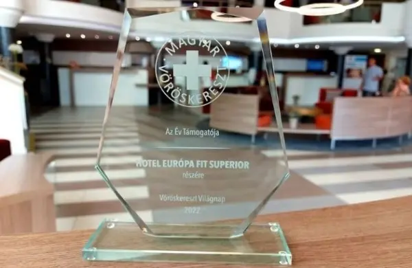 Üveg díjtrófea a lobbi asztalán