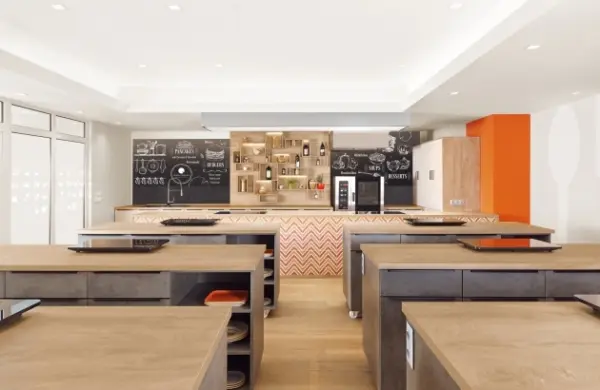 A FitKitchen konyhastúdió munkapultjai és polcfala