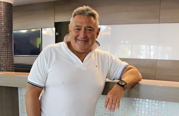 Gesztesi Károly színművész fehér ingben