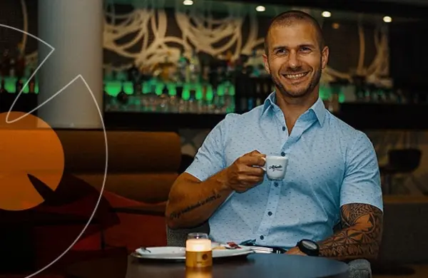 Kövesi Gábor kávét iszik a bárban