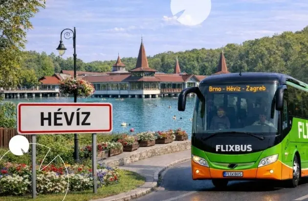 FlixBus busz a Hévíz helységnévtábla mellett, a háttérben a Hévízi-tó