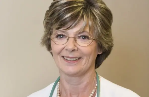 Dr. Moll Veronika reumatológus mosolygó portréja