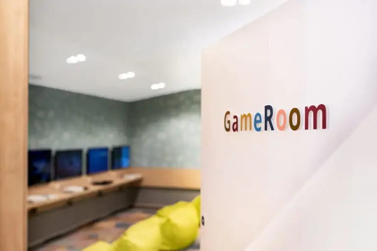 GameRoom felirat és konzolos képernyők a játékteremben