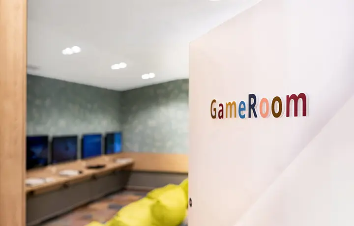 GameRoom felirat és konzolos képernyők a játékteremben