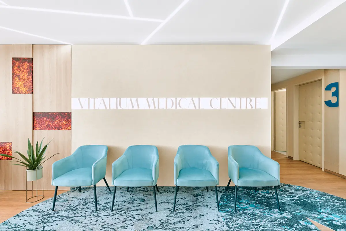 Vitalium Medical Centre felirat a váróterem türkiz székei felett