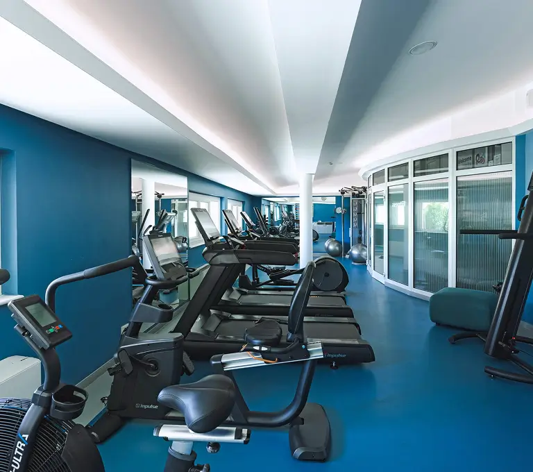 Fitneszterem futópadokkal és kék padlóval