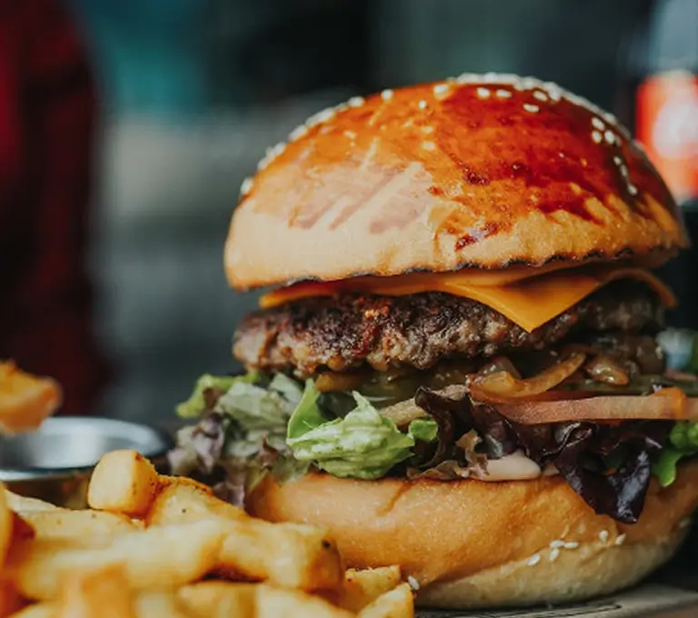Sajtos hamburger salátával és hasábburgonyával