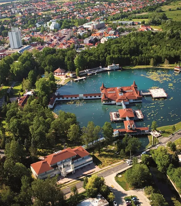 Légifotó a Hévízi-tóról és a tófürdő cölöpépületeiről