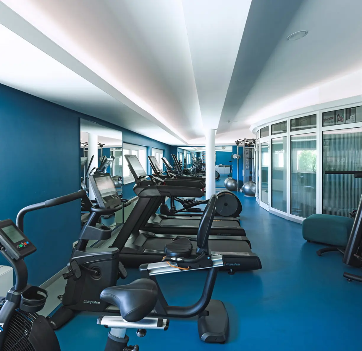 Fitneszterem futópadokkal és szobakerékpárokkal