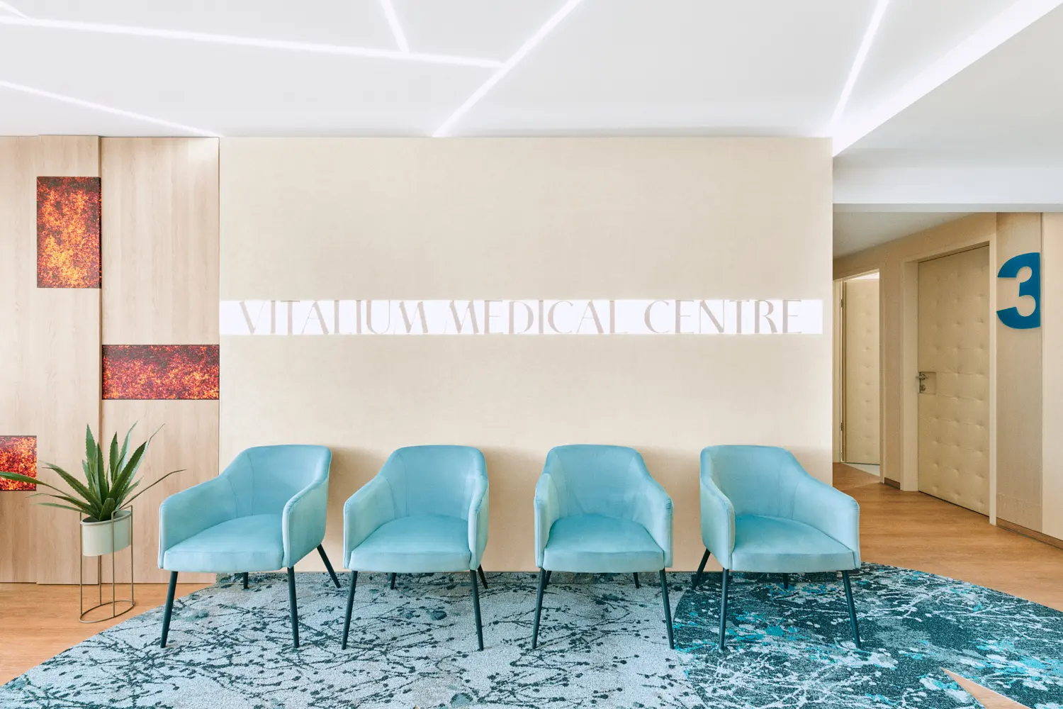 Vitalium Medical Centre felirat a váróterem türkiz székei felett