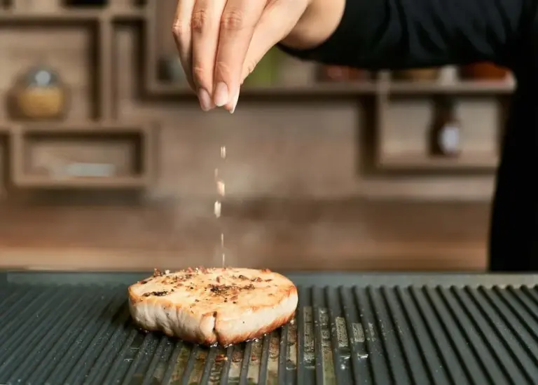 Sózás közben grillezett halfilé